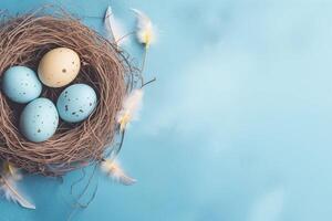 Pasqua vacanza celebrazione bandiera saluto carta con pastello dipinto uova nel uccello nido su luminosa blu backround tabel struttura. superiore Visualizza, piatto posare con copia spazio foto