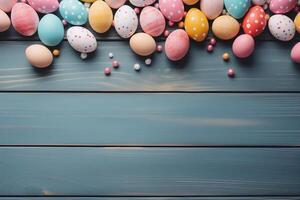 Pasqua vacanza celebrazione bandiera saluto carta bandiera - telaio fatto di dipinto Pasqua uova su blu di legno tavolo struttura, superiore Visualizza, piatto posare foto