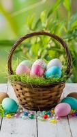 Pasqua cestino con dipinto uova e decorazioni su bianca tavolo verticale mobile sfondo foto