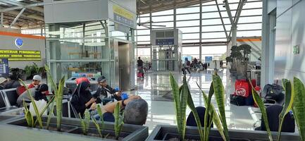 il atmosfera i viaggiatori o Mudik Lebaran o pulang Kampung o idul Fitri momenti nel treno stazione bekasi. ovest Giava, Indonesia - aprile 8 2024 foto