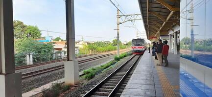 attività persone a ferrovia treno stazione bekasi. Locale treno Indonesia. ferrovia strada. ovest Giava, Indonesia - aprile 8 2024 foto