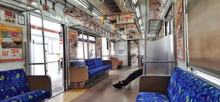 attività persone a ferrovia treno stazione bekasi. Locale treno Indonesia. ferrovia strada. ovest Giava, Indonesia - aprile 8 2024 foto