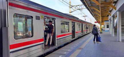 attività persone a ferrovia treno stazione bekasi. Locale treno Indonesia. ferrovia strada. ovest Giava, Indonesia - aprile 8 2024 foto