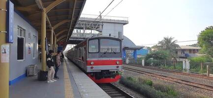 attività persone a ferrovia treno stazione bekasi. Locale treno Indonesia. ferrovia strada. ovest Giava, Indonesia - aprile 8 2024 foto