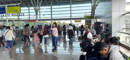 il atmosfera i viaggiatori o Mudik Lebaran o pulang Kampung o idul Fitri momenti nel treno stazione bekasi. ovest Giava, Indonesia - aprile 8 2024 foto