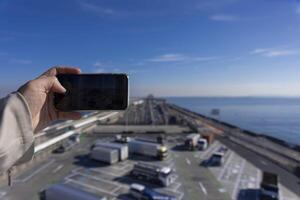 un' traffico marmellata tiro di smartphone su il autostrada a tokyo baia la zona nel chiba foto