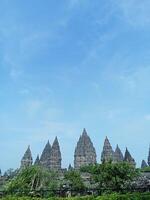 prambanan tempio con luminosa blu nuvole foto