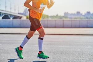 atletico uomo jogging nel abbigliamento sportivo su città strada foto