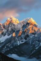 neve coperto montagna con nuvole foto