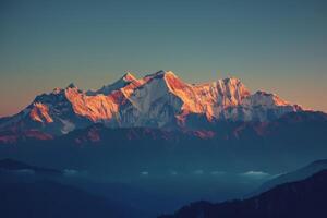 maestoso tramonto al di sopra di montagna gamma foto