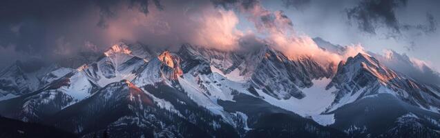 innevato montagna sotto nuvoloso cielo foto