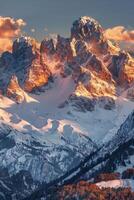 neve coperto montagna gamma con nuvole foto