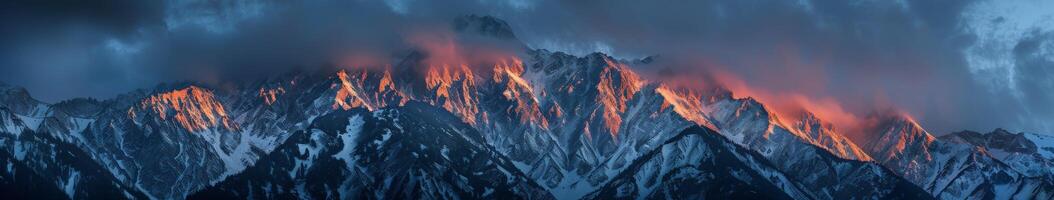 montagna fuoco ardente nel sfondo foto