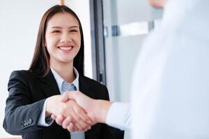 amichevole stretta di mano a attività commerciale incontro foto