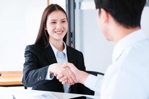 amichevole stretta di mano a attività commerciale incontro foto