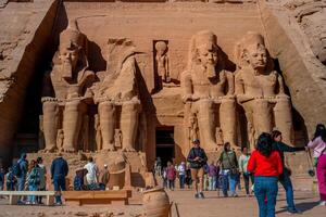 Assuan, Egitto - dicembre 23, 2022 - turisti visitare per abu simbel templi, a il Ingresso per il grande tempio di ramesse ii foto