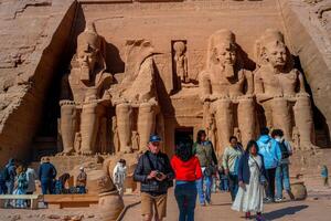 Assuan, Egitto - dicembre 23, 2022 - turisti visitare per abu simbel templi, a il Ingresso per il grande tempio di ramesse ii foto