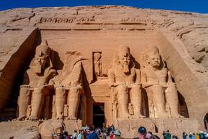 Assuan, Egitto - dicembre 23, 2022 - turisti visitare per abu simbel templi, a il Ingresso per il grande tempio di ramesse ii foto