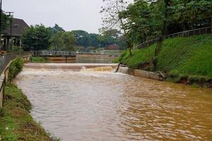 il oscuro fiume acqua flussi veloce dopo il pioggia. foto