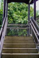le scale per ottenere per il treno stazione nel centrale Giacarta. foto