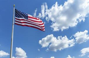 bandiera americana contro il cielo blu foto