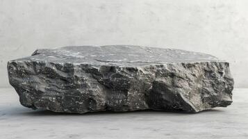 aspro naturale pietra podio contro un' strutturato calcestruzzo parete per un' crudo e biologico Prodotto presentazione foto