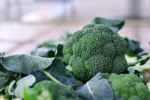 verde broccoli cavolo con le foglie. avvicinamento Visualizza. selettivo messa a fuoco. biologico verdure. commercio su il strada a partire dal un' vassoio. salutare mangiare concetto. piccolo azienda agricola attività commerciale sostegno. foto