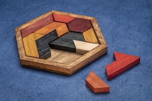 di legno esagono tangram puzzle foto