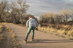 in linea pattinando su un' pavimentata bicicletta pista nel Colorado foto