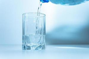 versare acqua minerale in un bicchiere. foto