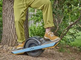 a una ruota elettrico skateboard nel un' Giardino dietro la casa foto