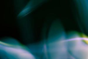 bagliore astratto sul palco da lampade in tonalità blu-verdi. sfondo scuro con sfocatura. foto