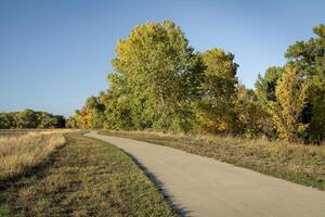 pavimentata bicicletta pista nel autunno scenario foto