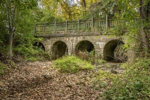 calcestruzzo arco ponte su katy pista vicino Dutzow, Missouri, nel autunno scenario foto