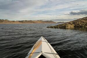 arco di un spedizione canoa su un' montagna lago foto