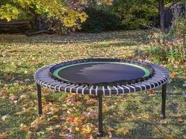 mini fitness trampolino nel Giardino dietro la casa foto