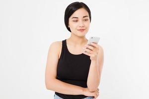 Sorridente donna giapponese asiatica tenere smartphone bianco o cellulare isolato su sfondo bianco texture.concetto pubblicitario. espressione positiva del viso emozione umana. copia spazio.