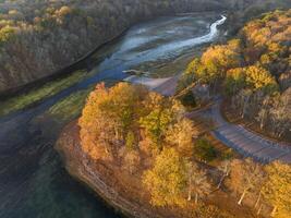 barca rampa su il Tennessee fiume a colberto traghetto parco, natchez tracciare nazionale strada panoramica, in ritardo novembre scenario foto