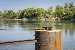 arrugginito ormeggio mucchio con un' galloccia per chiatte su il Missouri fiume a Brownville, Nebraska foto