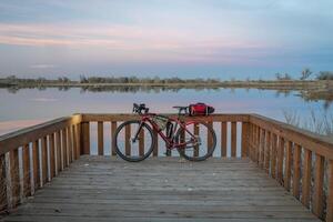 ghiaia turismo bicicletta a un' lago riva a crepuscolo foto