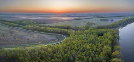 primavera Alba al di sopra di il Missouri fiume e caritone fiume a dalton fondi - aereo Visualizza foto