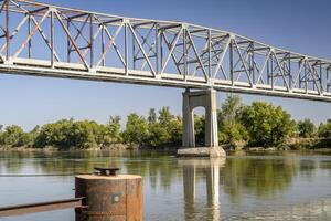 brownville capriata ponte al di sopra di il Missouri fiume su noi itinerario 136 a partire dal nemaha contea, Nebraska, per atchison contea, Missouri foto