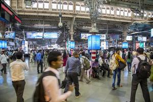 mumbai, india, 9 ottobre 2015 - persone non identificate alla piattaforma della stazione ferroviaria di chhatrapati shivaji terminus a mumbai. è un sito del patrimonio mondiale dell'unesco e una stazione ferroviaria storica foto