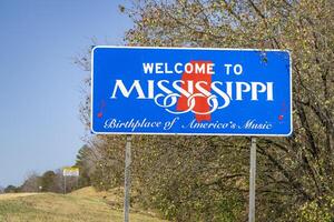 benvenuto per Mississippi, luogo di nascita di quelle americane musica - segnale stradale a stato confine con Alabama nel in ritardo autunno scenario foto