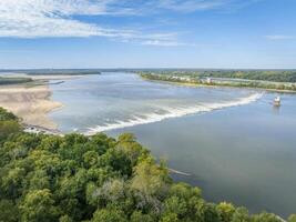 Basso acqua diga e un' rapido su il Mississippi fiume sotto catena di rocce con st Louis, Missouri, su il orizzonte foto