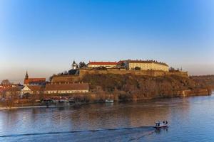 Vista sulla fortezza Petrovaradin sul fiume Danubio a Novi Sad, Serbia foto