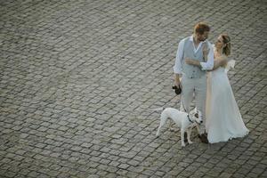 vista ad alto angolo di giovane coppia di sposini con il loro cane jack russel terrier foto