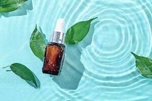 bellezza cosmetico lozione siero bottiglia e verde le foglie su acqua concentrico cerchi sfondo. trattamento cura della pelle concetto foto