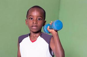 bambino sportivo in una palestra. foto