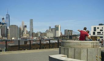uomo che mostra per prendere in giro lo skyline di manhattan a new york city